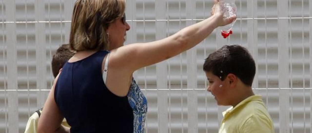 El colegio de Alzira que cerró por el calor sigue sin aire acondicionado