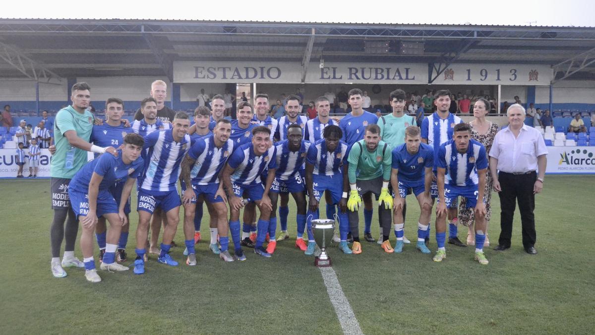 Plantilla del Águilas FC, esta pretemporada, junto al presidente Alfonso García.