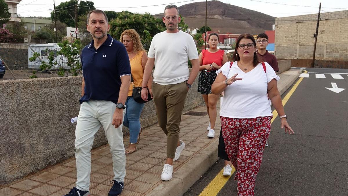 El alcalde de Santa Cruz y el edil de Infraestructuras visitan El Tablero.