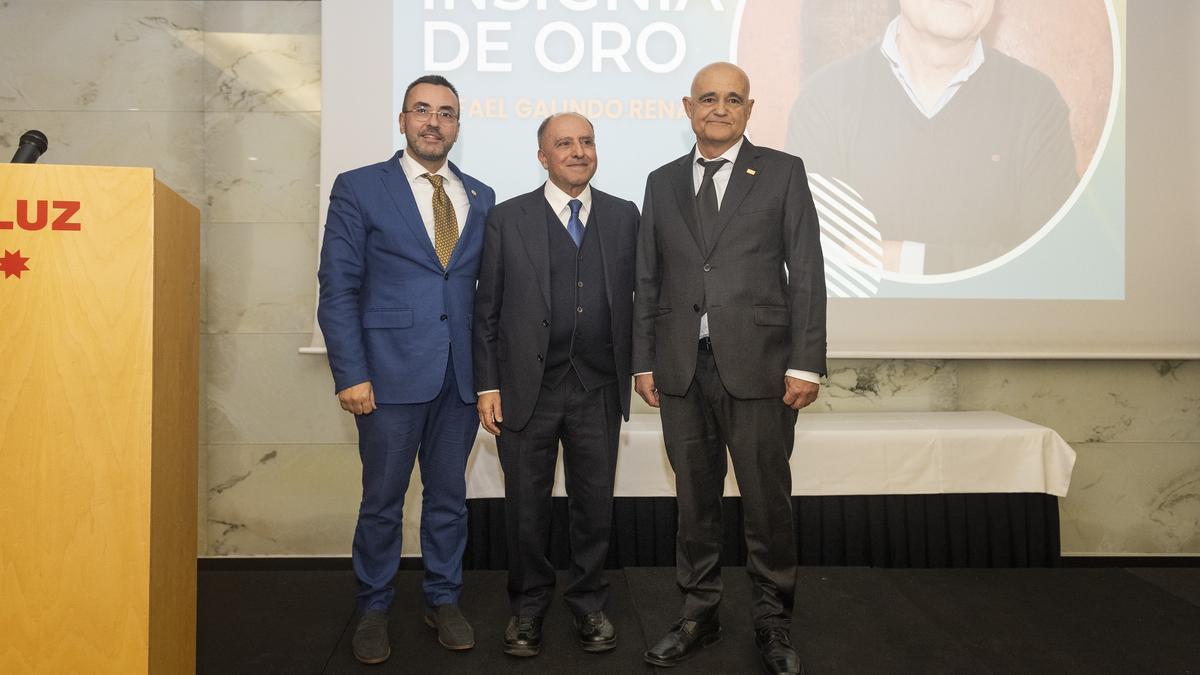 El homenajeado, Rafael Galindo, junto al alcalde de Vila-real, José Benlloch; y el presidente de ATC, Juan José Montoro.