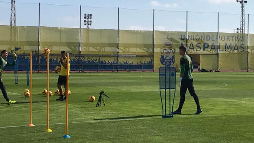 Raúl Fernández (derecha), este mediodía durante el entrenamiento de la UD Las Palmas en El Hornillo.