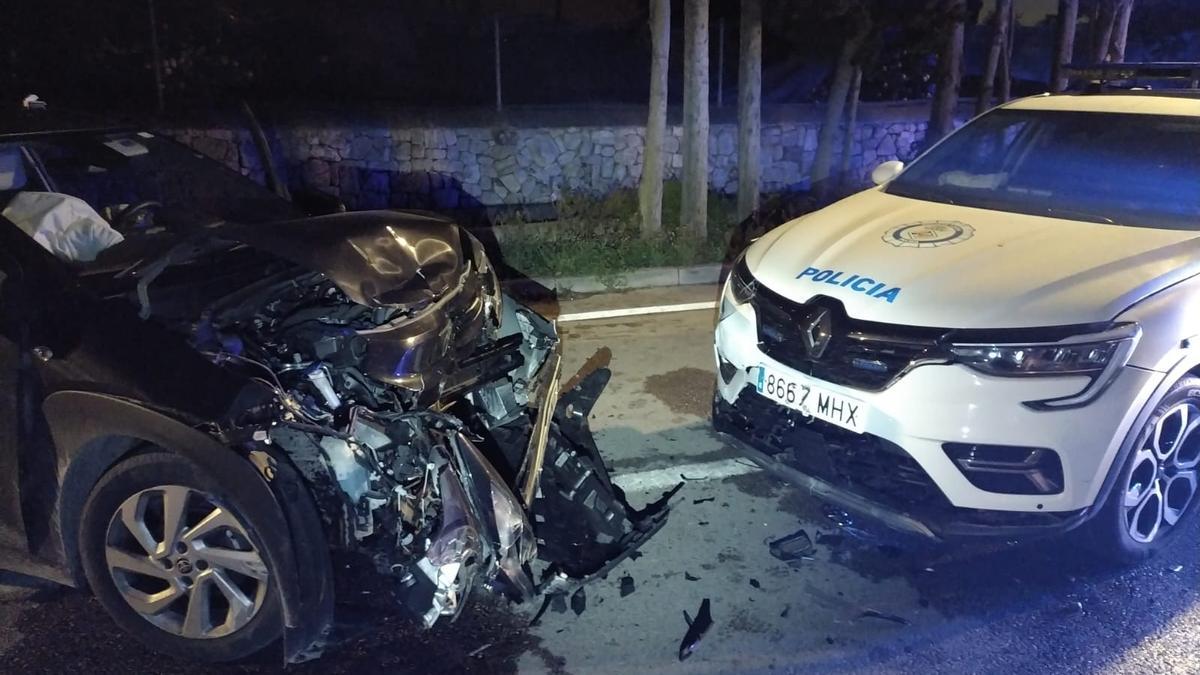 El coche robado y la patrulla contra la que se ha estrellado.