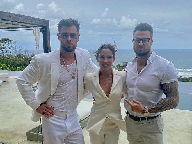 Chris Hemsworth, Elsa Pataky y un amigo, listos para su #whiteparty