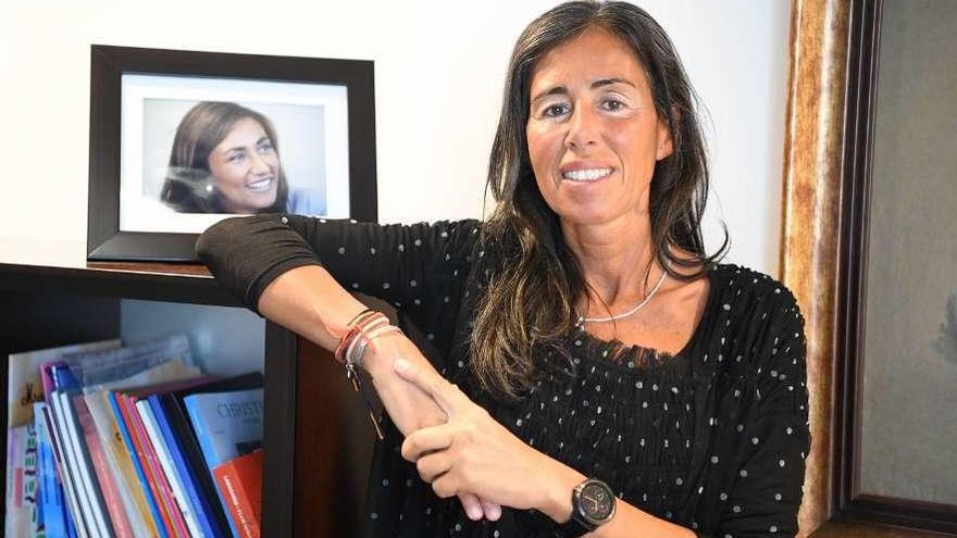 Felipa Jove en su despacho junto a una fotografía de su hermana María José.