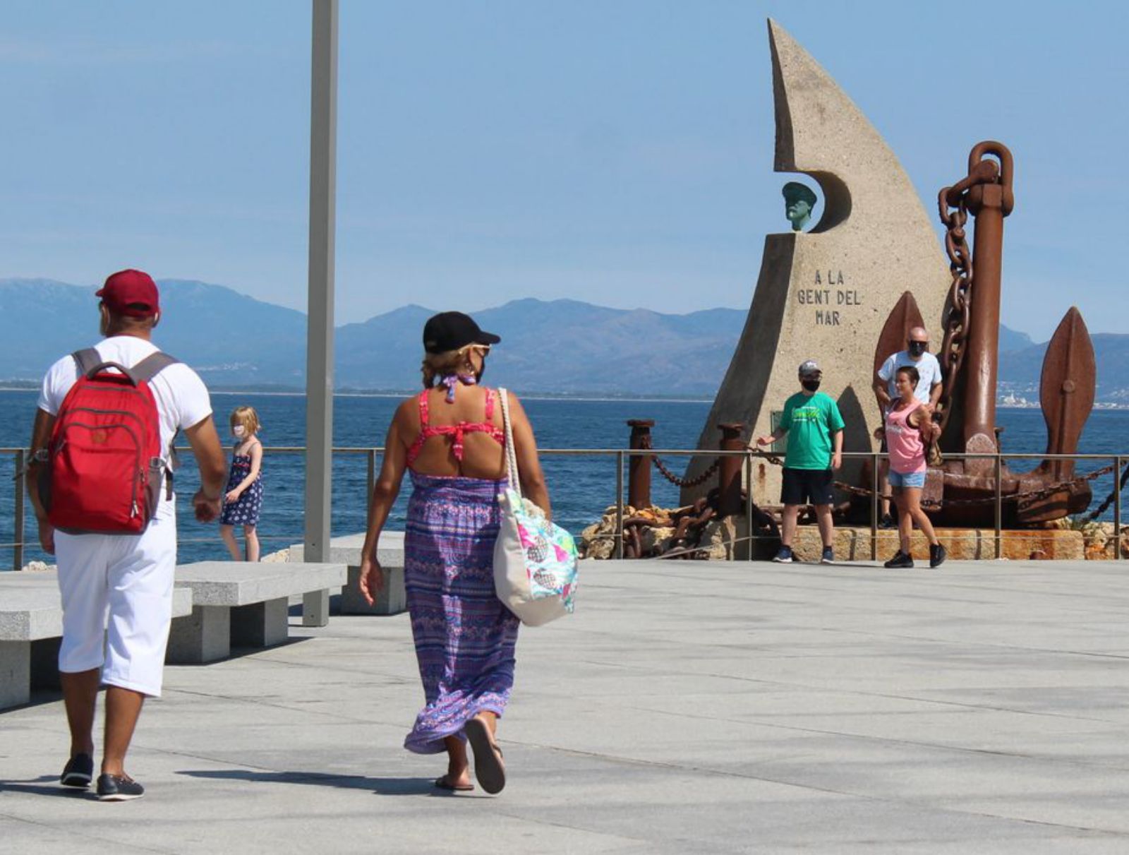 El passeig marítim ens sorprèn amb esculturessingulars com el Monumenta la gent del mar