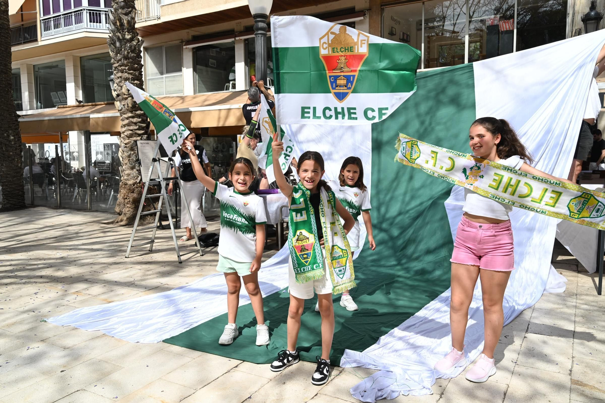 Terrazas llenas y nervios a flor de piel en el centro de Elche para ver el partido