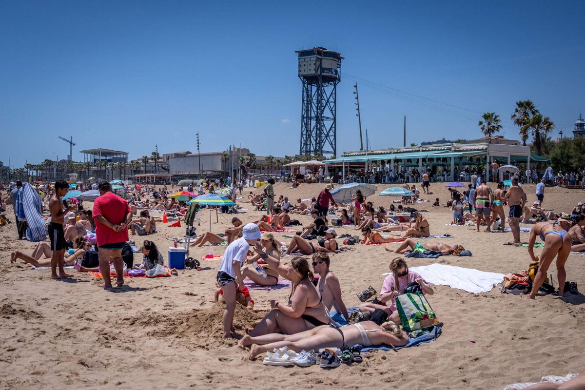 El buen tiempo llena las playas de Barcelona