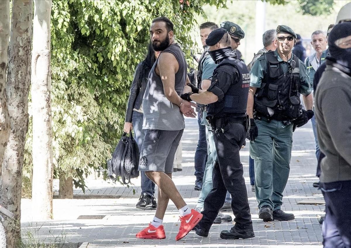 Mossos, Policía y Guardia Civil, en una operación contra el narcotráfico en El Prat. En la foto, uno de los detenidos en la operación.