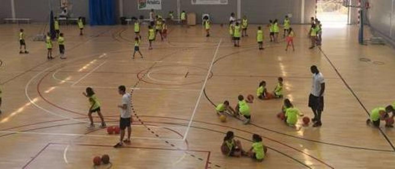 Entrenamiento de un equipo infantil de baloncesto de TerrAlfàs.