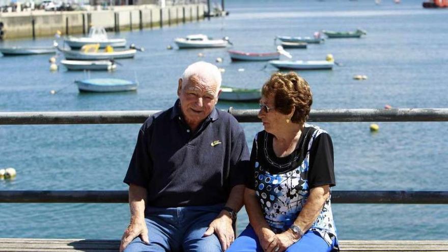 Cándido Blach y Agapita de la Torre comparten recuerdos, ayer, en el paseo de Baiona. // Marcos Canosa