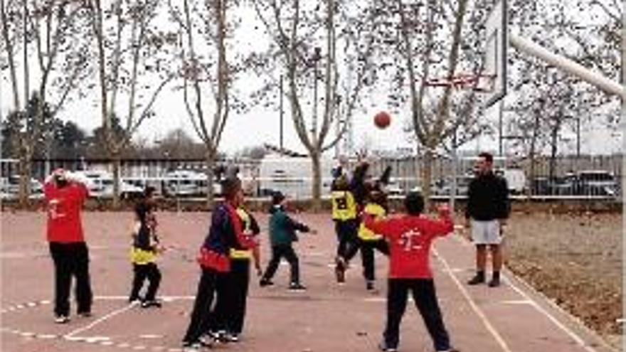 Els participants van poder practicar diversos esports, com el bàsquet.