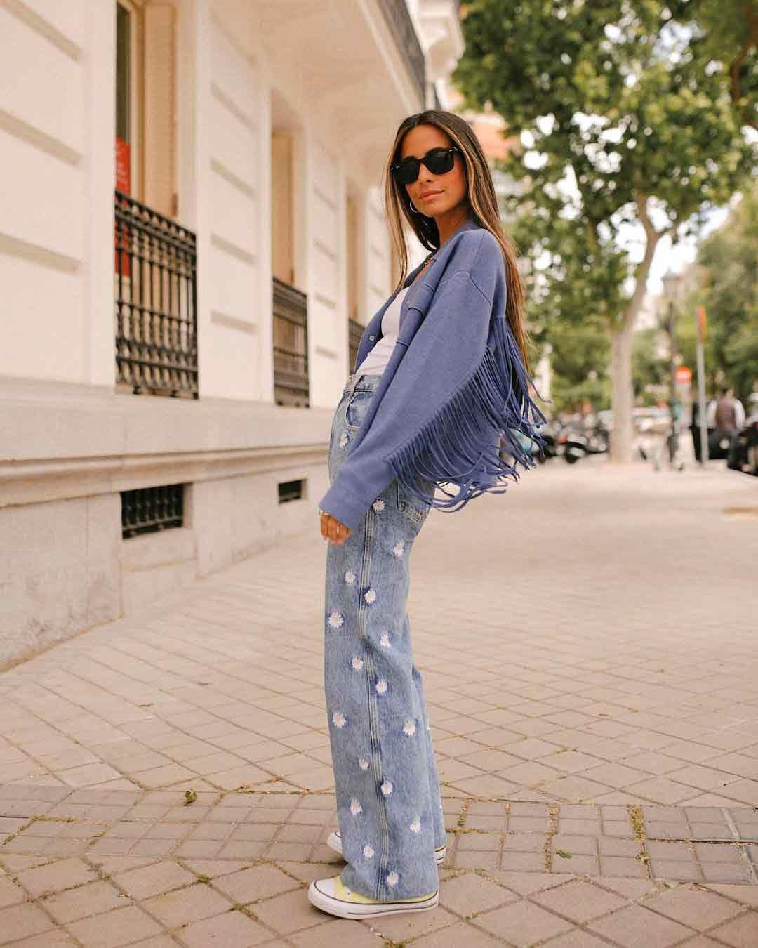 María Fernández-Rubíes con jeans y zapatillas Converse