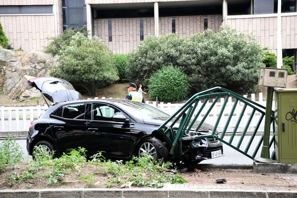 Un coche se empotra contra la valla en Alfonso Mol