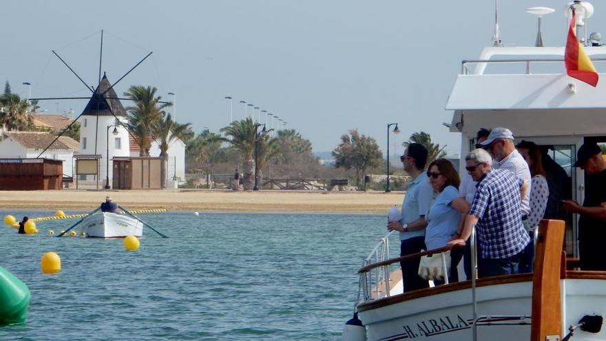 Colocación de las redes antimedusas en San Pedro del Pinatar.