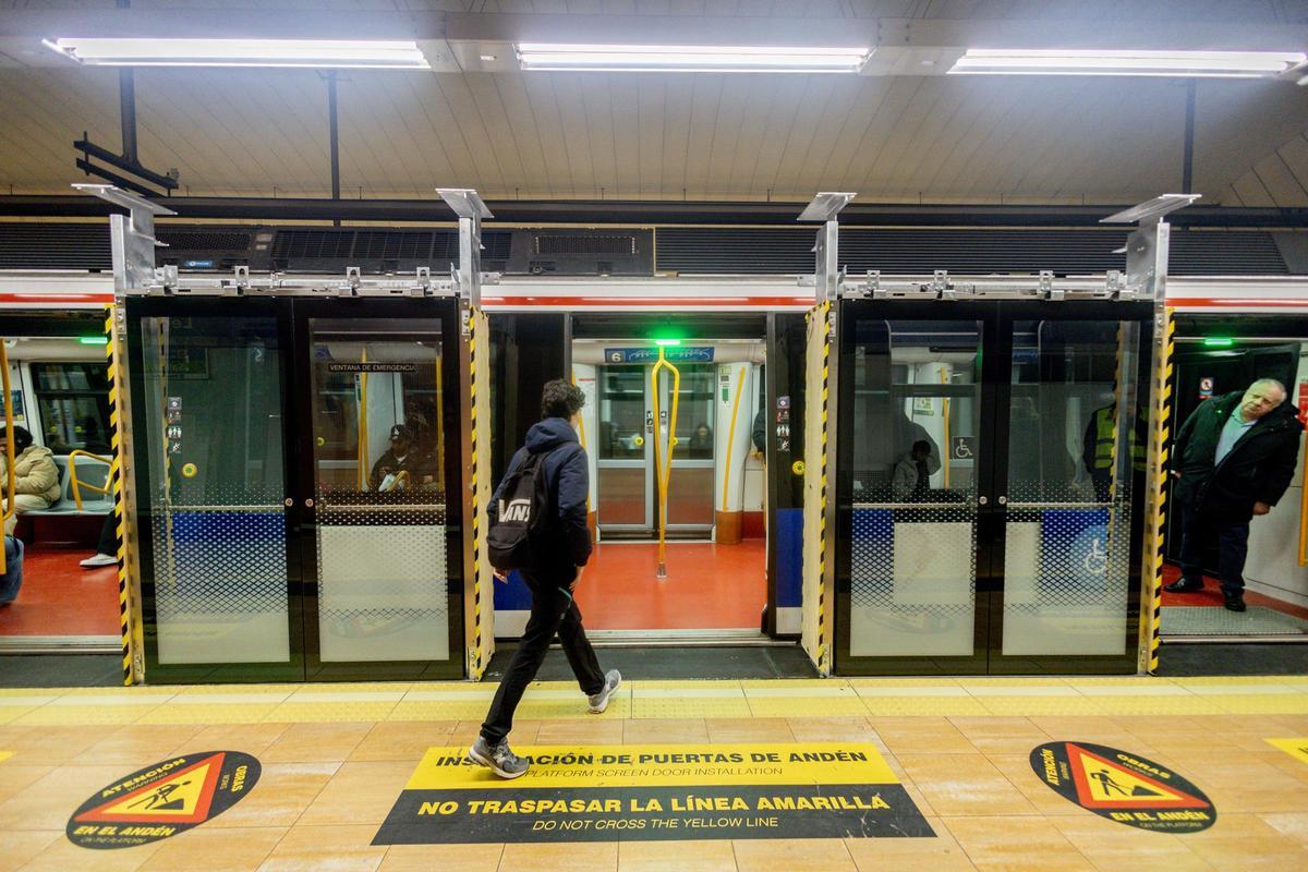 Varias puertas colocadas recientemente en la línea 6 del Metro de Madrid.