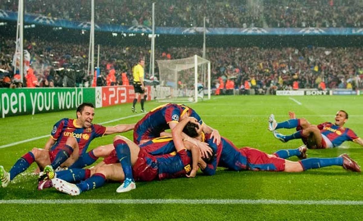 Alegría desatada. Los jugadores azulgranas se lanzan sobre Pedro tras marcar el gol del Barça.