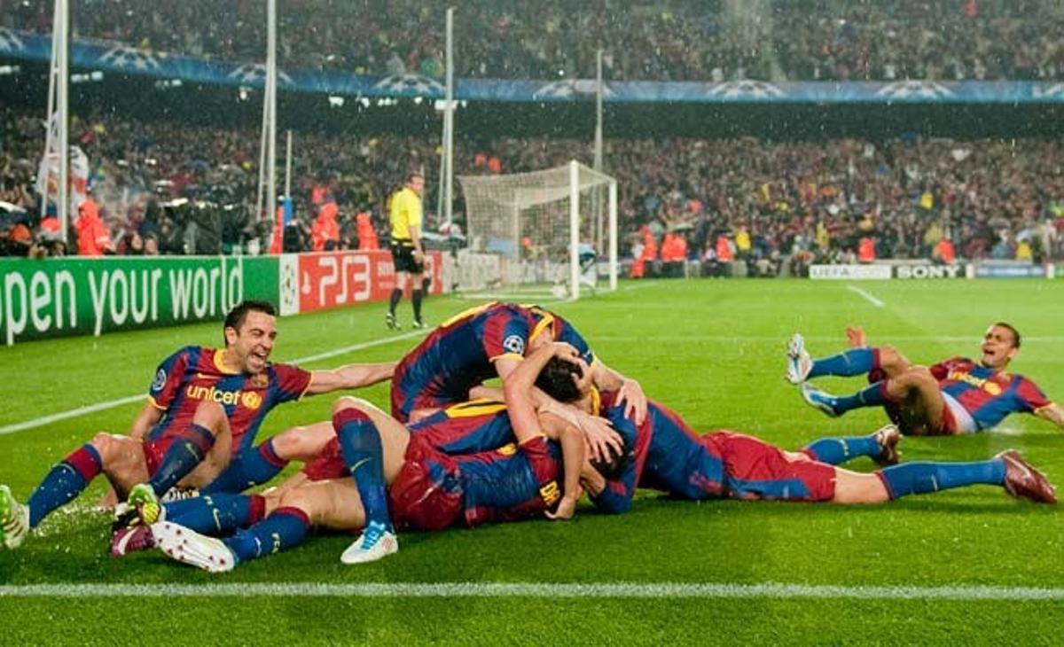 Alegria desencadenada. Els jugadors blaugrana es llancen sobre Pedro al fer el gol del Barça.