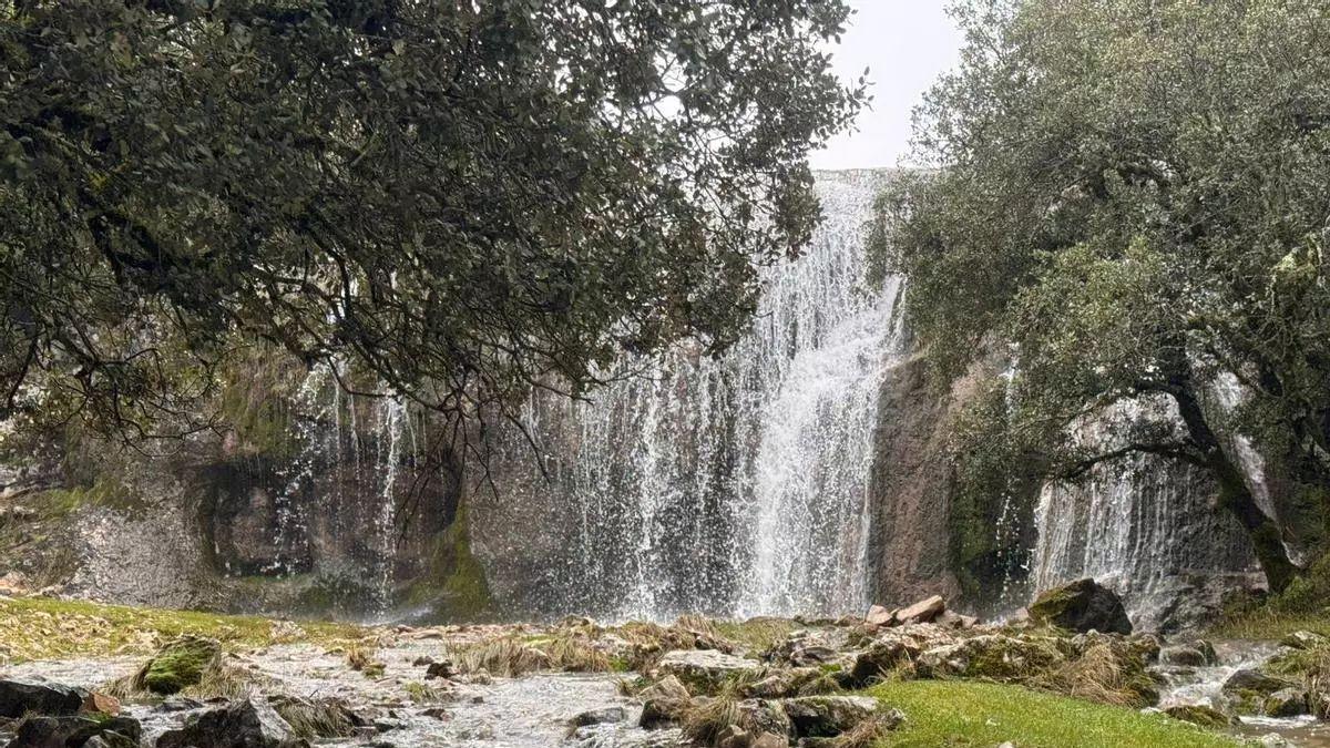 Cascada en una imagen de archivo