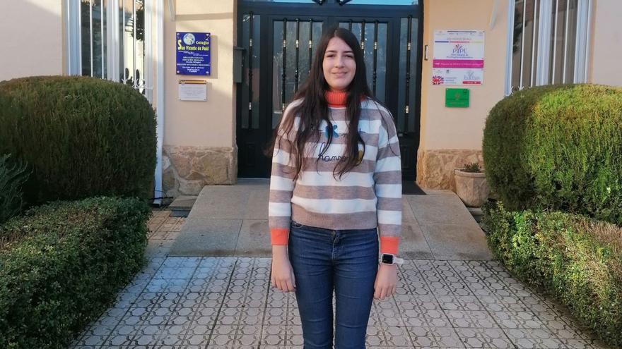 Naara Rodríguez Hernández, a las puertas del colegio San Vicente de Paúl, en Benavente. | Cedida