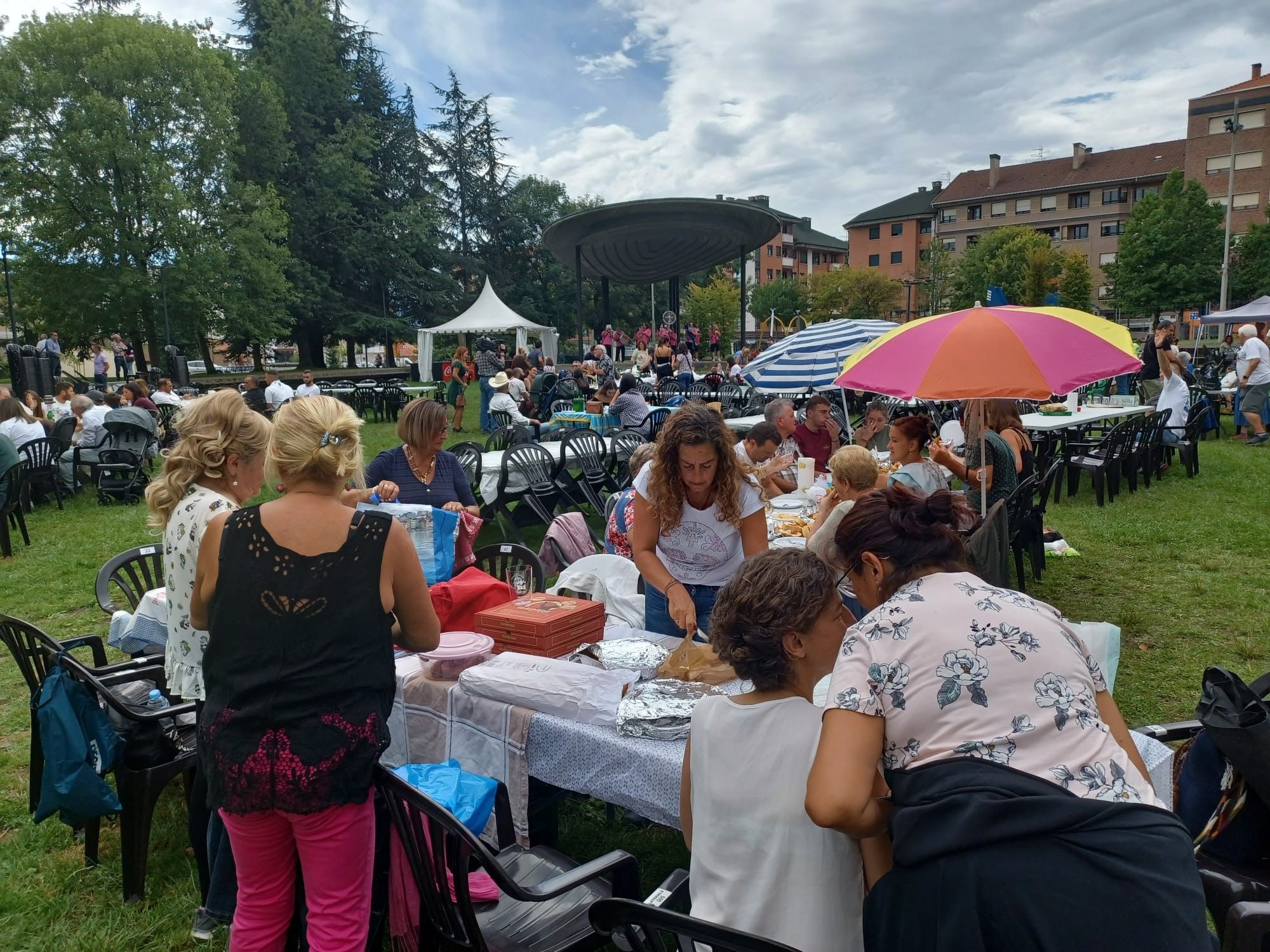 Lugones celebra su comida en la calle: "Que no falte la fiesta, que ya nos hacía falta"