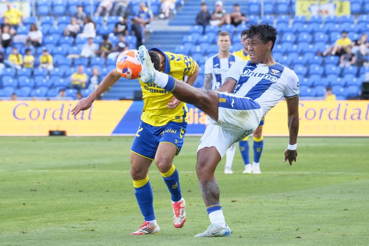 GRAFCAN9784. LAS PALMAS DE GRAN CANARIA, 18/05/2025.- El jugador de la UD Las Palmas Loiodice (i) y el jugador del Leganés Renato Tapia (d) durante el partido de la jornada 37 de LaLiga EA Sports, penúltima del campeonato, disputado este sábado en el estadio de Gran Canaria, en Las Palmas de Gran Canaria. EFE/ Angel Medina G.