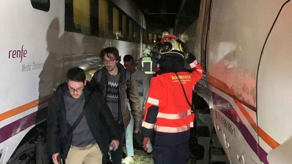 Varios pasajeros evacuados por efectivos del CPB