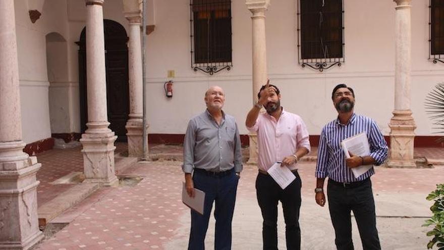 El teniente de alcalde delegado de Mantenimiento y Obras, José Ramón Carmona, con los técnicos municipales revisando el patio.