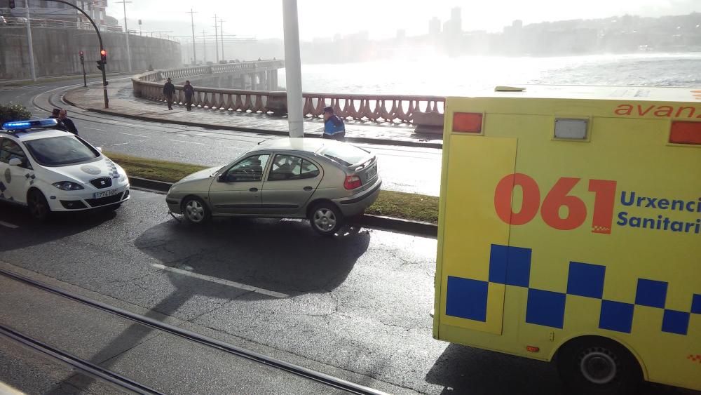 En el siniestro ocurrido esta mañana el vehículo se salió de la vía y terminó subido a la mediana.