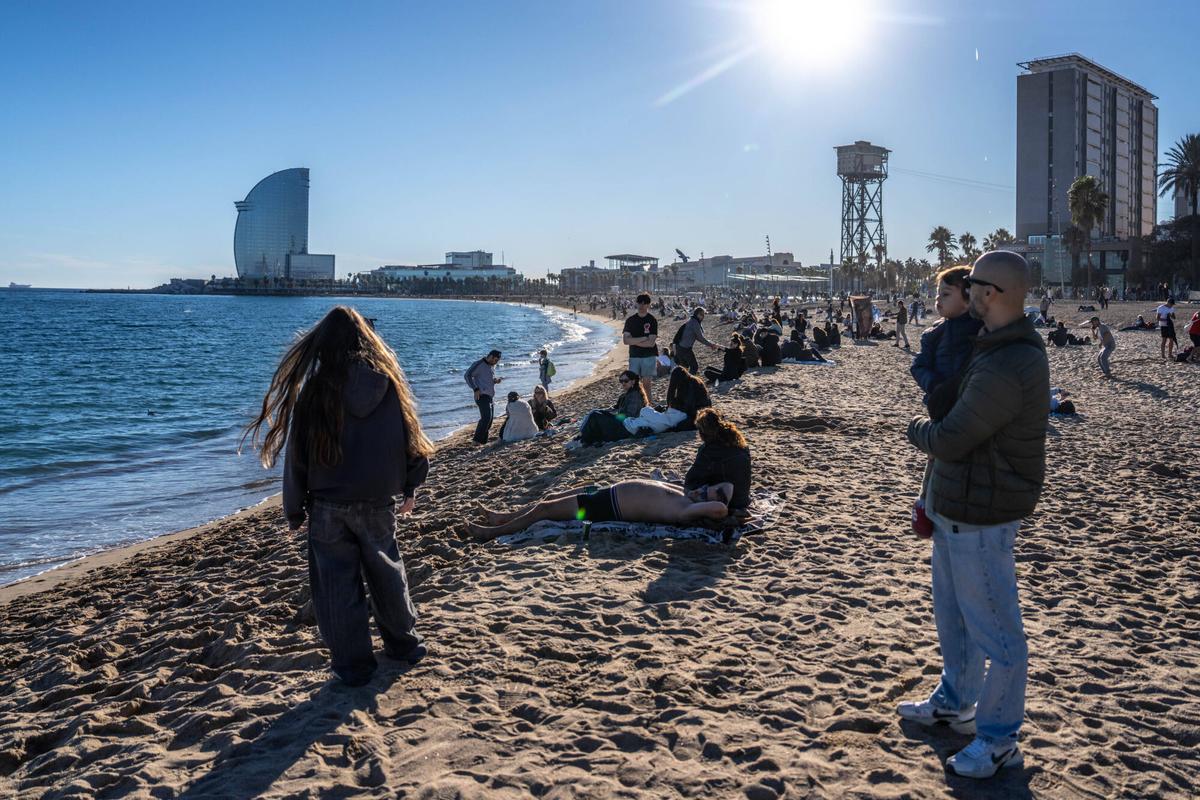 En manga corta a 8 de diciembre en Barcelona. La buena temperatura, llena las playas de la ciudad.