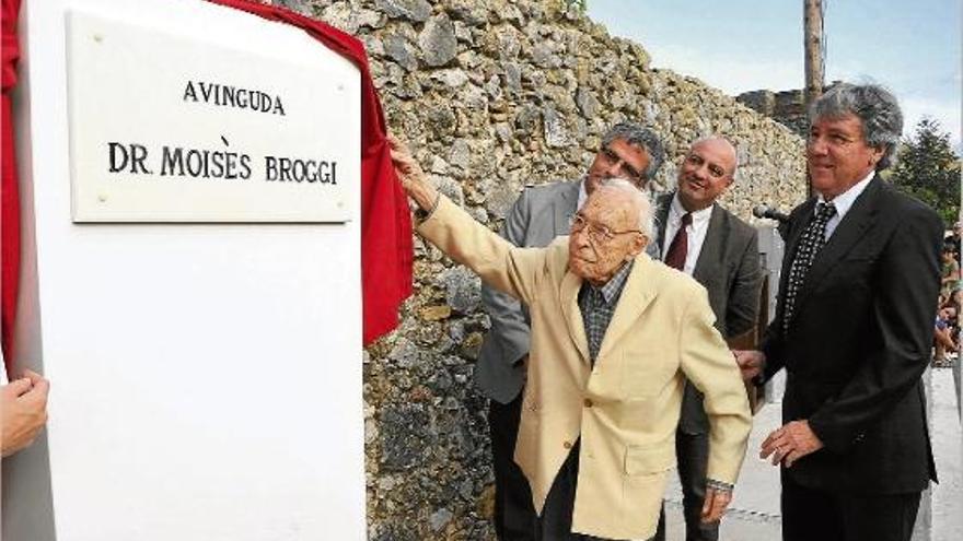 Moisès Broggi descobreix la placa de l&#039;avinguda d&#039;Avinyonet de Puigventós que porta el seu nom, el juliol de 2011.