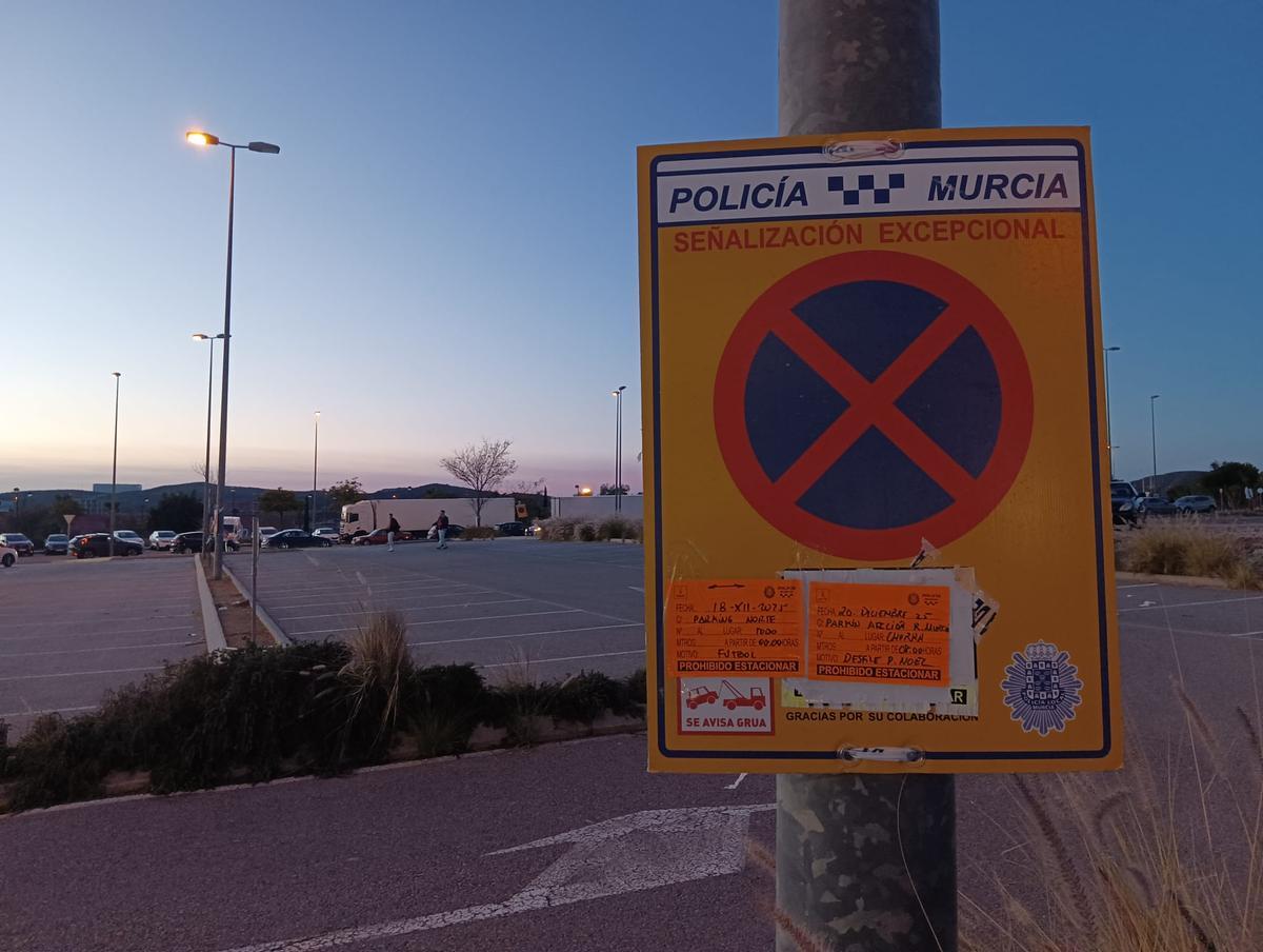 En el partido frente al Betis, el Ayuntamiento impidió el aparcamiento en una de las pocas zonas asfaltadas.