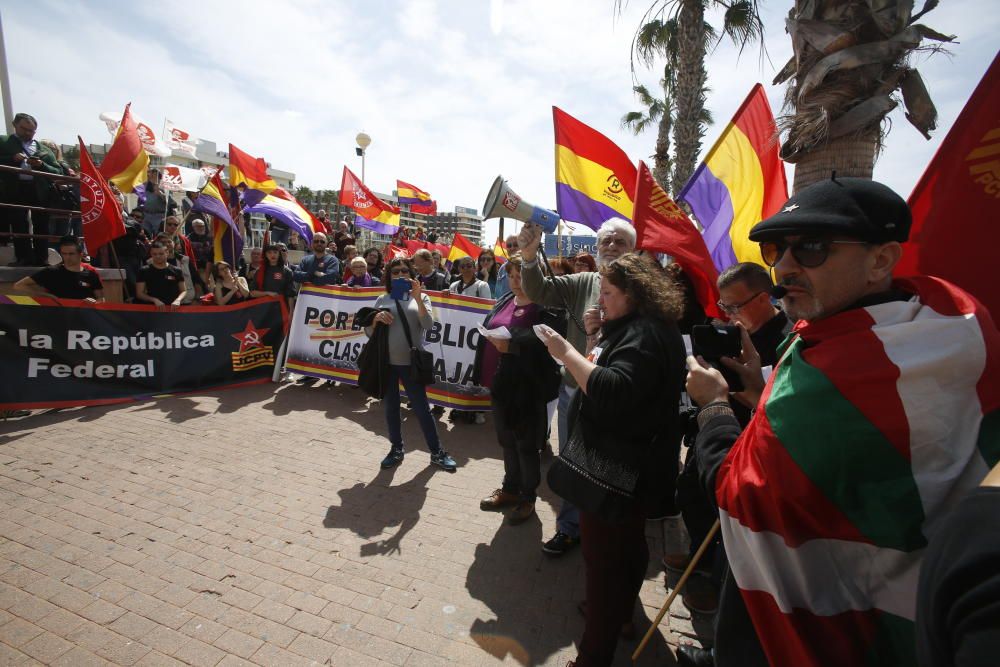 Más de 300 personas reivindican la República en Alicante