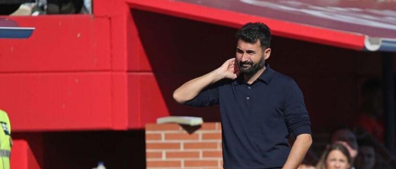 Guillermo Fernández Romo, ayer en su área técnica. |