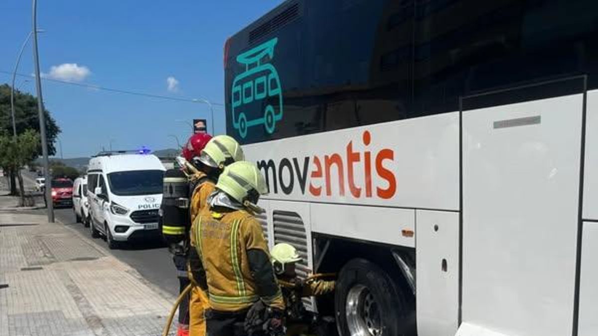 Bombers de Palma examinan el incendio en las ruedas del autocar.