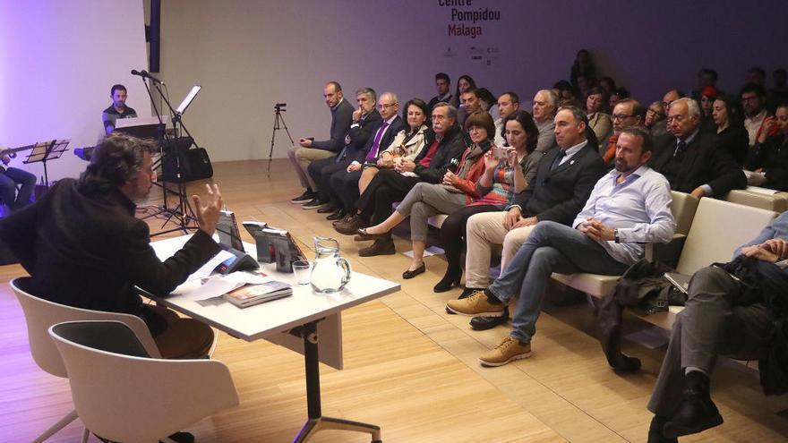 Joan Plaza presentó ayer en el Centre Pompidou Málaga su nuevo libro &quot;Despertar a tiempo&quot;. La presentación corrió a cargo de Teodoro León Gross, colaborador habitual de numerosos medios y porfesor de comunicación de la UMA, y de Andrés García Baena, editor y escritor. La nueva edición del libro de Joan Plaza incluirá un código musical Qr, prólogo de Gemma Nierga y prefacio del autor.