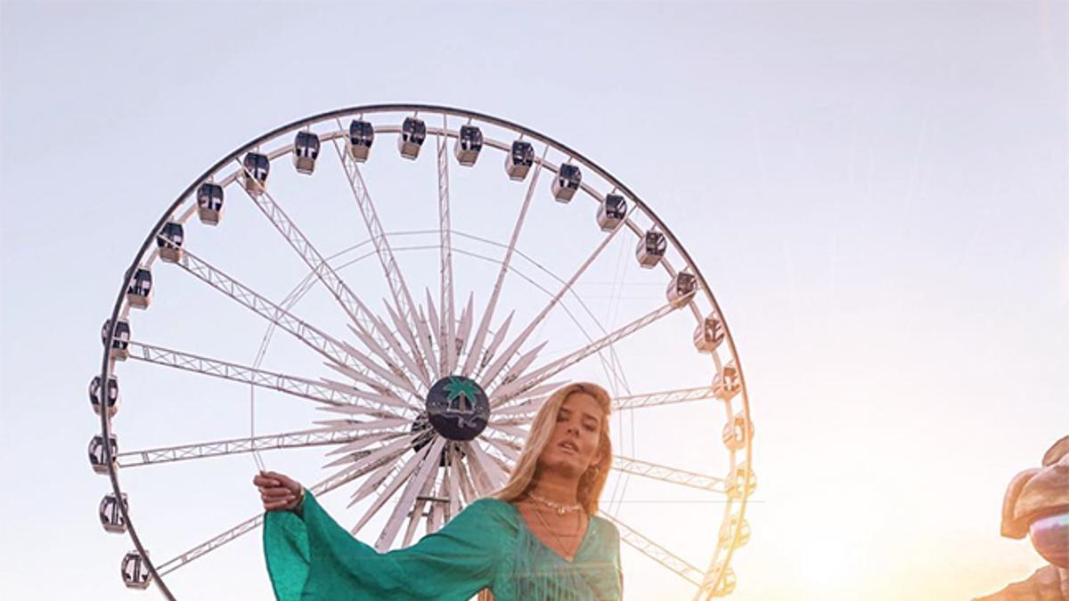 Teresa Andrés con botas cowboy y vestido de flecos en Coachella