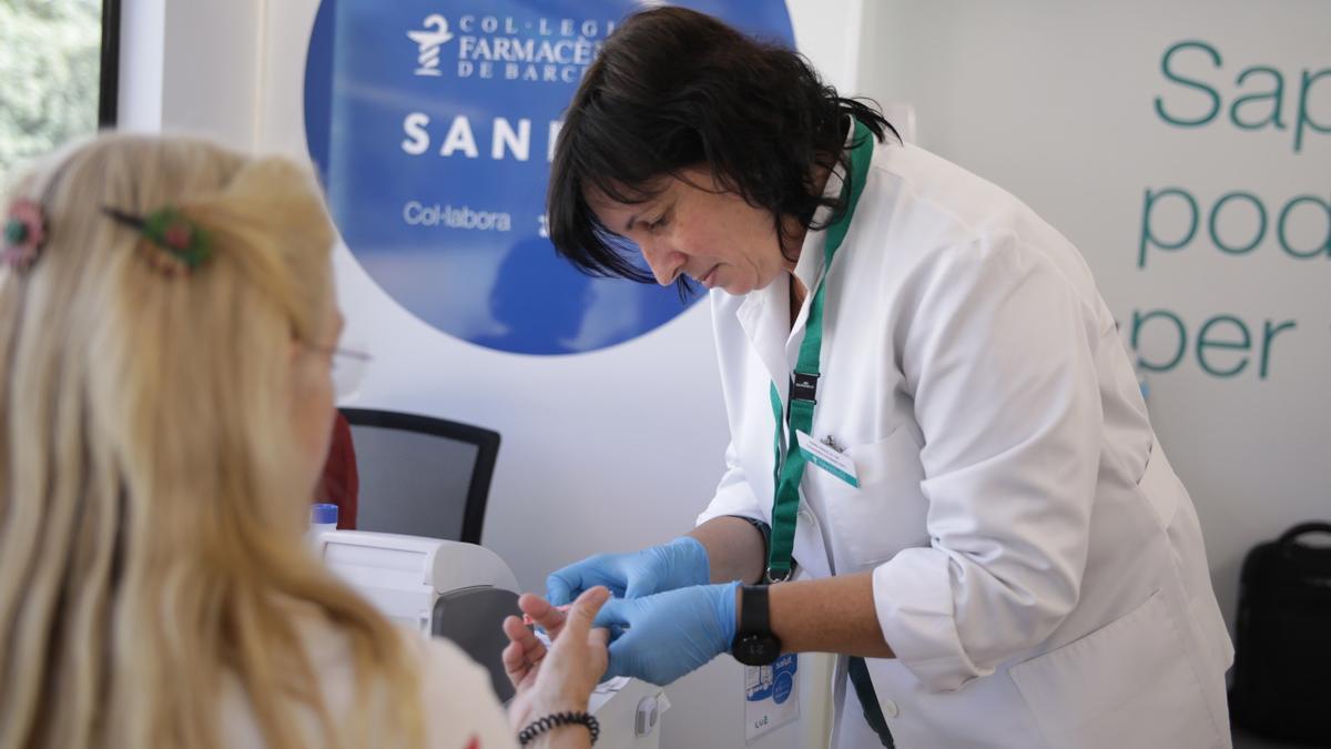 Bir mobil ünite, Barselona'da yardım hizmetleri ve ücretsiz ilaç ipuçları sunar