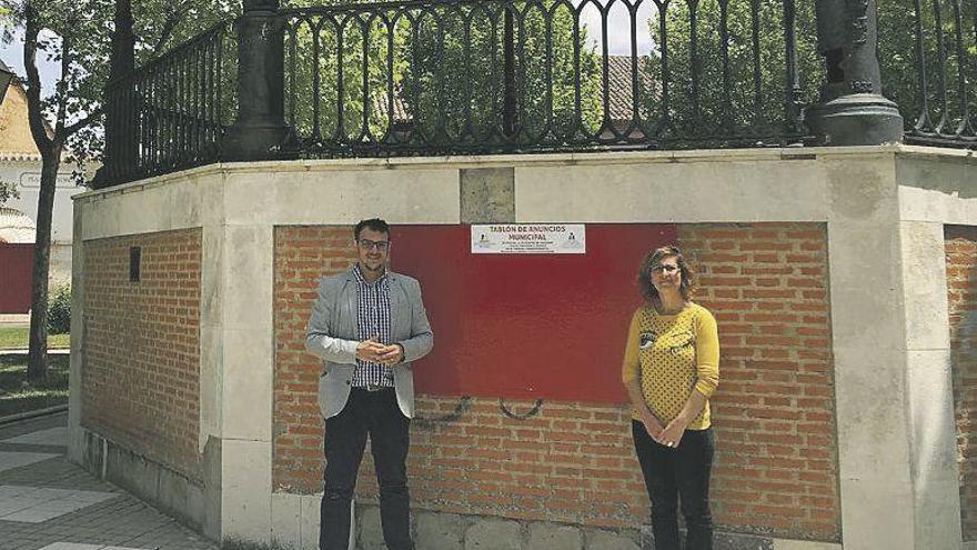 El alcalde y la edil de Obras, Ruth Martín, posan junto a un tablón.