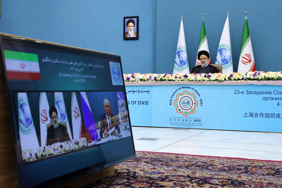 El presidente de Irán, Ebrahim Raisi, habla por videoconferencia con su homólogo de Rusia, Vladímir Putin, durante la cumbre telemática de la Organización de Cooperación de Shangai.   