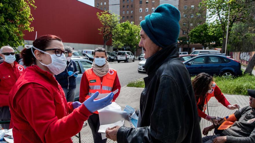 La Cruz Roja atiende a personas de varios asentamientos.