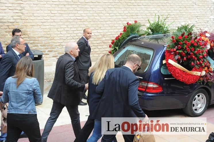 Numerosos murcianos arropan a la familia de Antonio González Barnés en su entierro