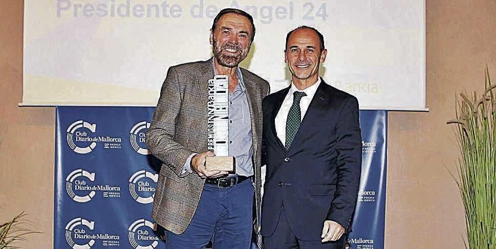 Bartolomé Riera, presidente fundador de Ángel, recibió el premio a mejor empresa sostenible de la mano de Sebastián Oliver, gerente de Diario de Mallorca.