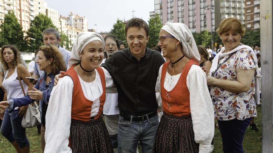 Íñigo Errejo, esta tarde en la fiesta de celebración del Día de Asturias que Podemos celebra en Gijón.