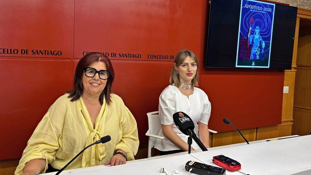 Pilar Lueiro, concelleira de Festas y la propia Iria Aldegunde al presentar el actual cartel en Raxoi.