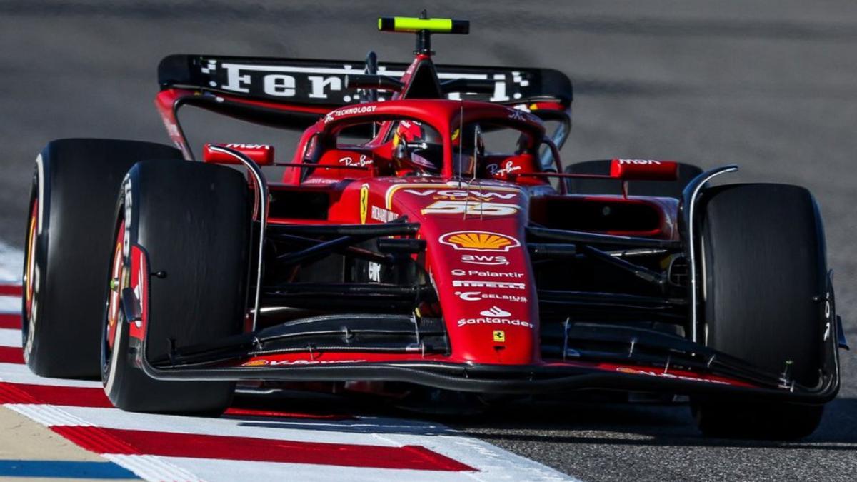 Carlos Sainz, al volante del Ferrari en Bahrein