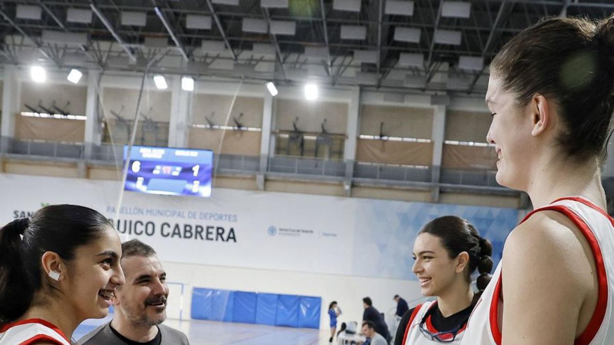 Torralba dialoga con Daniela, Inés y Nicole en Santa Cruz. | MARÍA PISACA