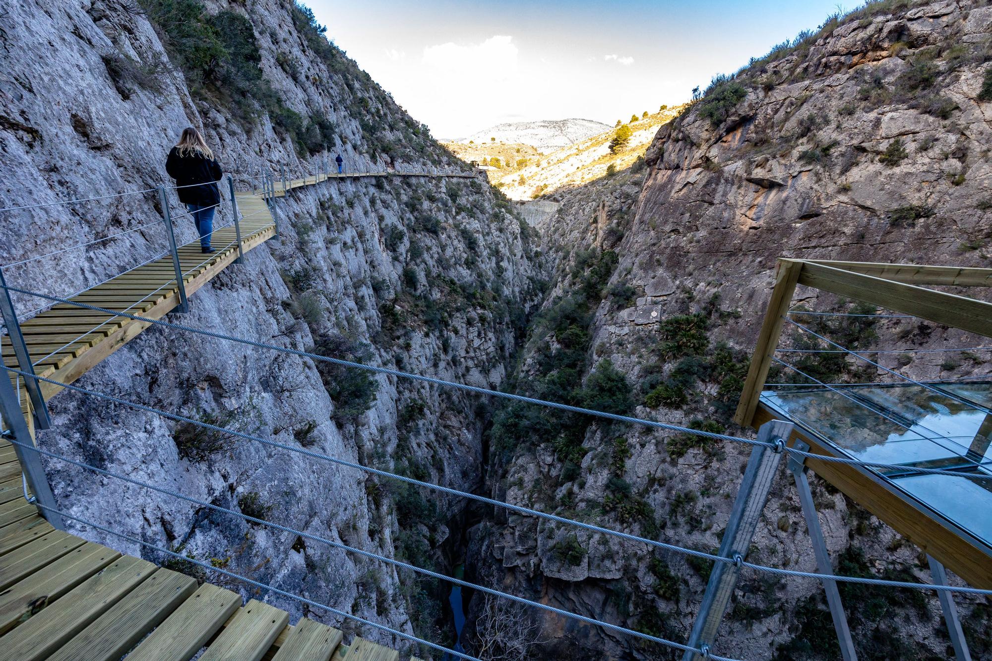 Una pasarela de madera de 212 metros anclada en la pared recorre la profunda garganta junto al antiguo pantano de Relleu