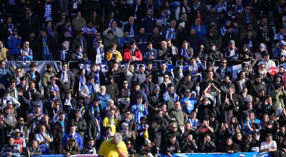 En torno a 1.500 deportivistas se hicieron escuchar en El Plantío.  Era uno de los viajes marcados en el calendario de la afición. El horario ayudaba, porque permitía viajar en el día y sobre todo volver tras acabar el encuentro. En torno a 1.500 aficionados visitantes asistieron al encuentro. Muchos estuvieron presentes desde el viernes en un fin de semana en el que Burgos se tiñó ligeramente de color blanquiazul.