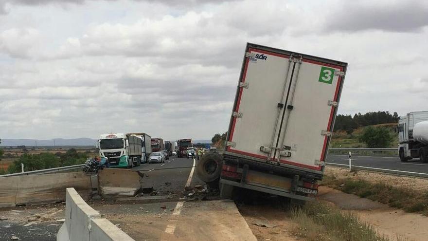 El camión ha destrozado la mediana de la A-3.