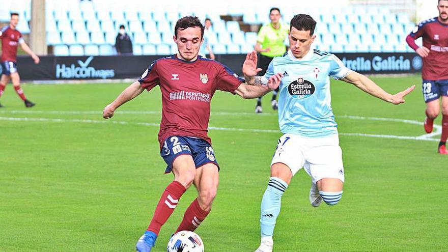 Alfon, del Celta B, presiona a Santi Figueroa, del Pontevedra. | // FDV